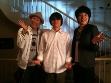 今回初対面となったYO-KING（写真中央）と麒麟だが、川島（写真右）はすぐにYO-KINGの特徴をとらえ、その場で似顔絵を描き始めていたという。