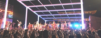 ライトアップされた平城京跡を舞台に繰り広げられたライブの様子。