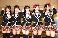 アルバム収録曲「猫だまし」のポーズで撮影に応じた渡り廊下走り隊。