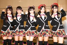 アルバム収録曲「猫だまし」のポーズで撮影に応じた渡り廊下走り隊。