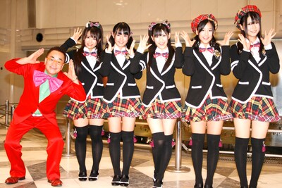 せんだみつお（写真左）と一緒に「ナハッ！」のポーズで記念撮影をする渡り廊下走り隊。