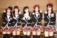 アルバム「廊下は走るな！」を手に撮影。写真左から平嶋夏海、多田愛佳、渡辺麻友、仲川遥香、菊地あやか。