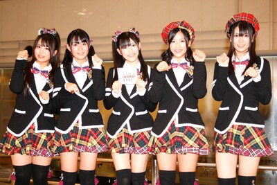 アルバム「廊下は走るな！」を手に撮影。写真左から平嶋夏海、多田愛佳、渡辺麻友、仲川遥香、菊地あやか。