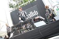 ライブ後半からは強い日差しが照りつけ、haderu（写真中央）は「ビジュアル系は太陽が似合わないんですけど」と苦笑。