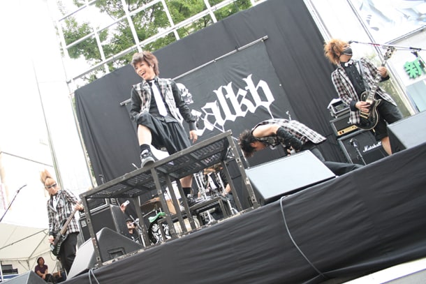 ライブ後半からは強い日差しが照りつけ、haderu（写真中央）は「ビジュアル系は太陽が似合わないんですけど」と苦笑。