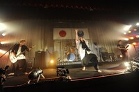 「毘沙門祭」で熱狂的なパフォーマンスを披露するムック（撮影：緒車寿一）。