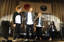 アンコールでお披露目された4人の制服姿。YUKKEは「俺の時代は紺のブレザーにチェックのズボンだったんだよな」と明かした（撮影：緒車寿一）。