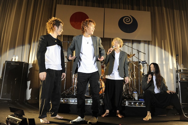 アンコールでお披露目された4人の制服姿。YUKKEは「俺の時代は紺のブレザーにチェックのズボンだったんだよな」と明かした（撮影：緒車寿一）。