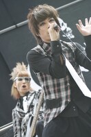 haderu（写真右）は新宿駅前の通行人に「みなさん困惑してるのはわかりますよ、30過ぎた大人が化粧してこんなことして（笑）。でも僕ら真剣なんですよ！」とアピールしていた。