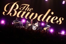 巨大電飾をバックに熱いパフォーマンスを披露するTHE BAWDIES。（Photo by 橋本塁［SOUND SHOOTER］）