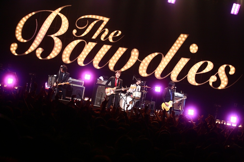 巨大電飾をバックに熱いパフォーマンスを披露するTHE BAWDIES。（Photo by 橋本塁［SOUND SHOOTER］）
