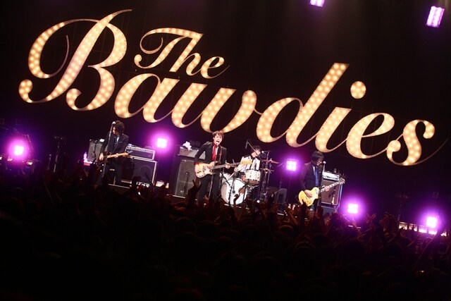 巨大電飾をバックに熱いパフォーマンスを披露するTHE BAWDIES。（Photo by 橋本塁［SOUND SHOOTER］）