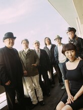 ムーンライダーズと小島麻由美（写真右端）。