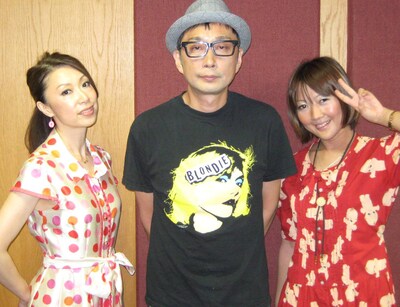 写真左から野宮真貴、サエキけんぞう、桃井はるこ。