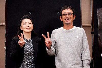 ピースサインで決める石川さゆり（写真左）と奥田民生（右）。