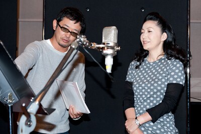 プロデューサーとして指導する民生（写真左）と聞き入る石川（右）。