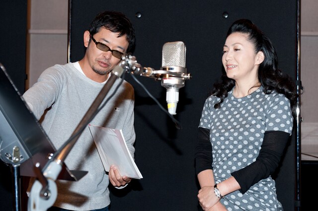 プロデューサーとして指導する民生（写真左）と聞き入る石川（右）。