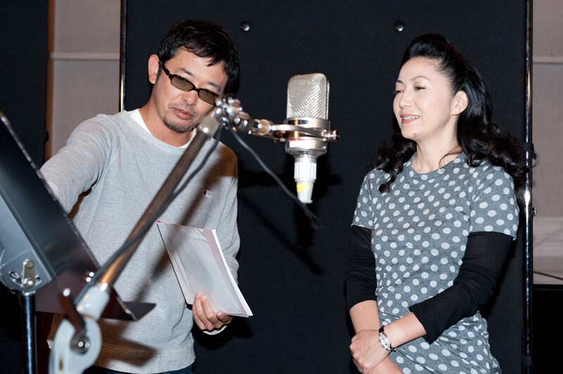 プロデューサーとして指導する民生（写真左）と聞き入る石川（右）。