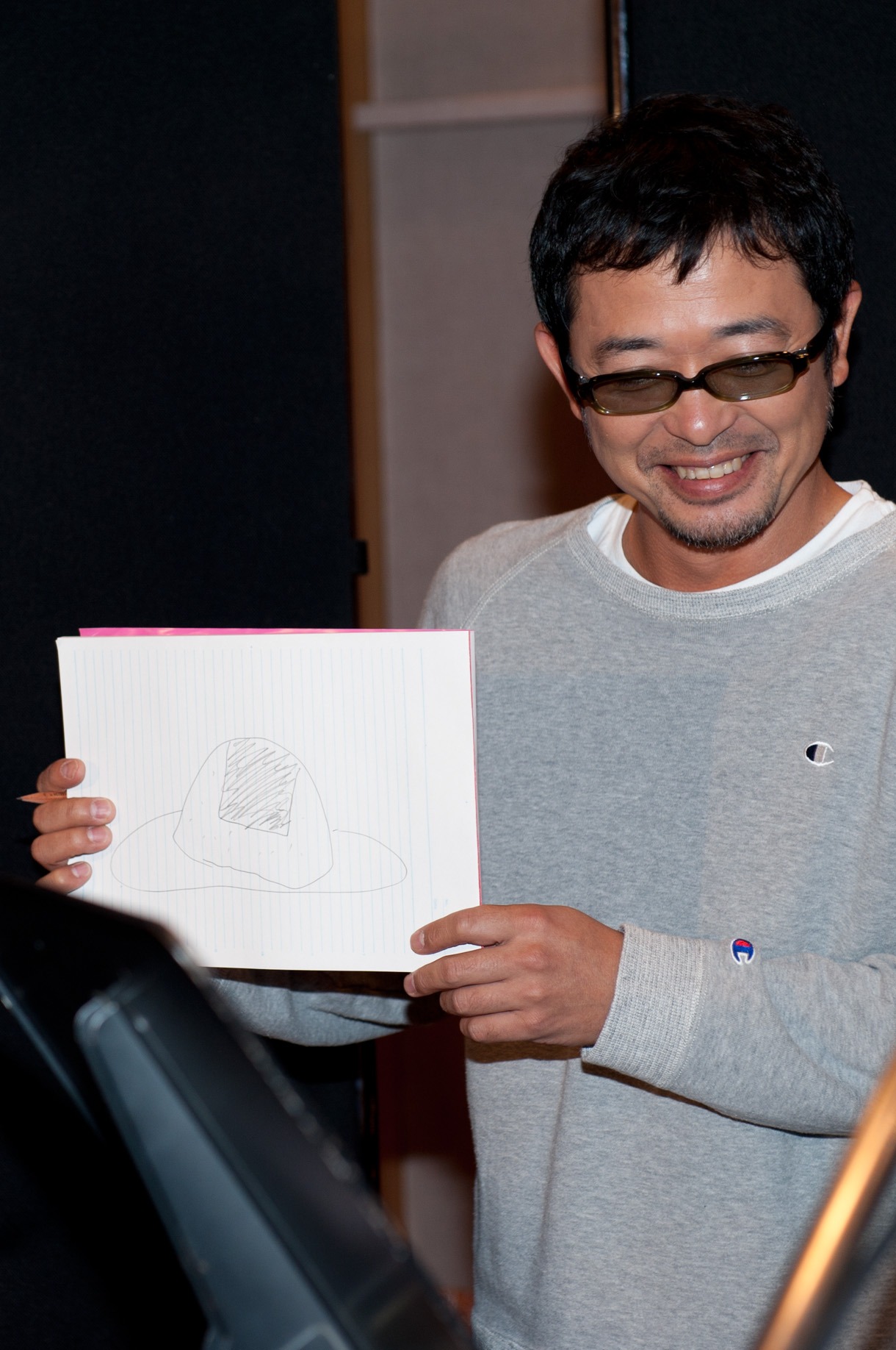 ノートに描かれた指示は「おにぎり」の絵。これに対し民生は「レコーディングで大事なのは出前。食事の絵を出すことで声に艶が出るんですね。『このあと食える』って（笑）」と解説した。