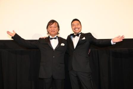 笑顔で肩を組む須藤晃（写真左）とトータス松本（右）。