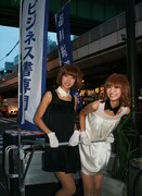 えっちらおっちらとリヤカーを引くレナ（写真左）とリサ（右）。