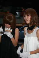 集まったファンや通りすがりの人と楽しく交流するレナ＆リサ。