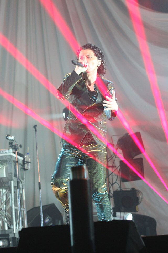 今回のライブでは無数のレーザー光線や火柱が多用され、壮大なスケール感を演出した。