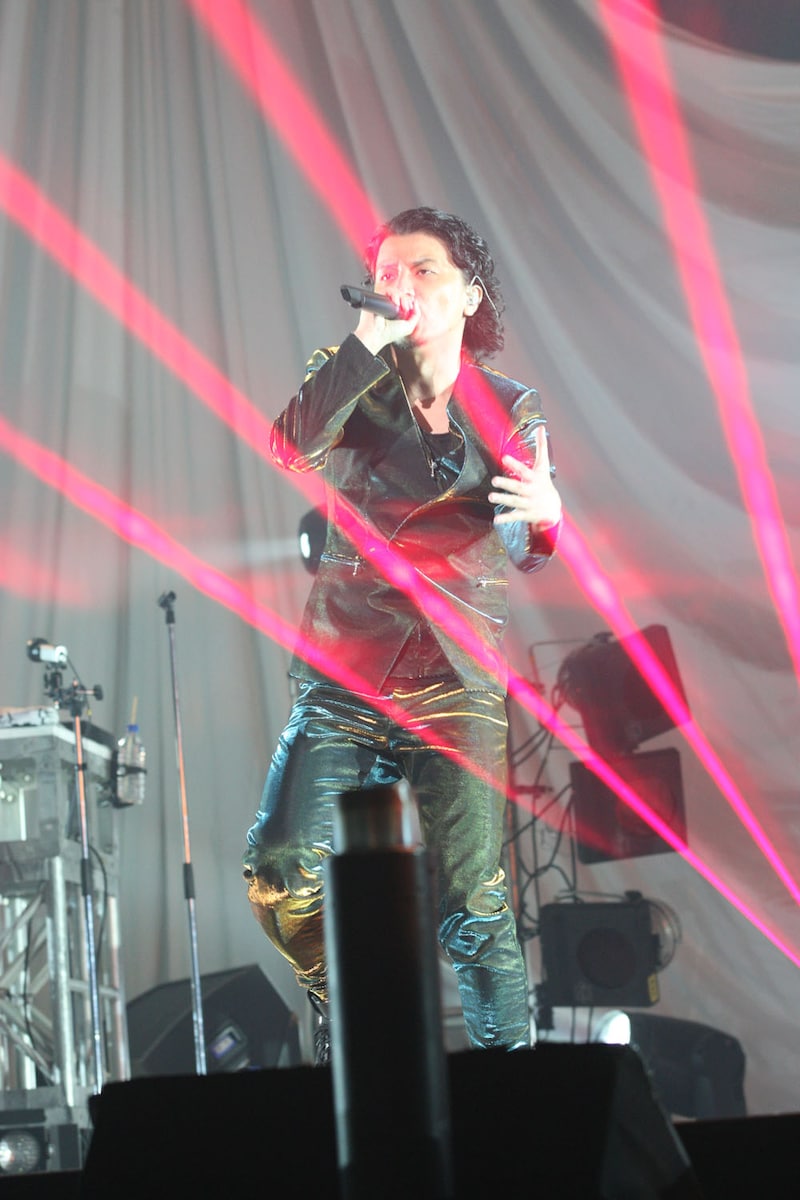 今回のライブでは無数のレーザー光線や火柱が多用され、壮大なスケール感を演出した。