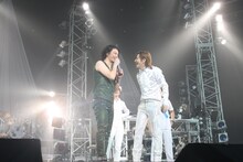 最後の挨拶で互いに笑い合うKREVA（写真左）と小室哲哉（右）。小室も自作曲ではない楽曲を演奏することや、バックバンドの一員としてライブに参加するという貴重な機会を存分に楽しんだ様子。