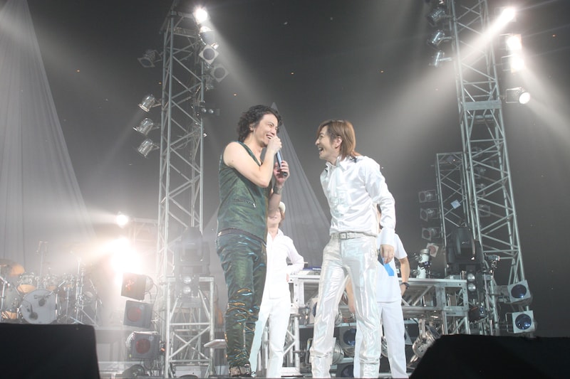 最後の挨拶で互いに笑い合うKREVA（写真左）と小室哲哉（右）。小室も自作曲ではない楽曲を演奏することや、バックバンドの一員としてライブに参加するという貴重な機会を存分に楽しんだ様子。