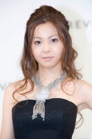 倉木麻衣が着用しているドレスはこの日のために制作されたオートクチュール品。