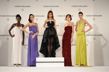 モデルや審査員たちとショーに登場した倉木麻衣。