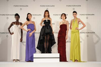 モデルや審査員たちとショーに登場した倉木麻衣。