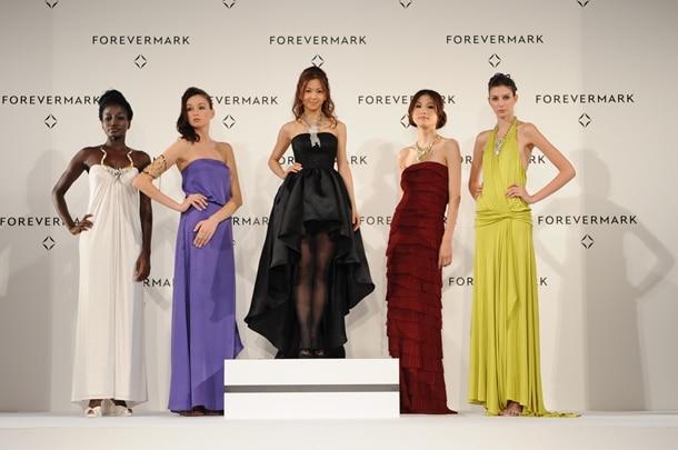 モデルや審査員たちとショーに登場した倉木麻衣。