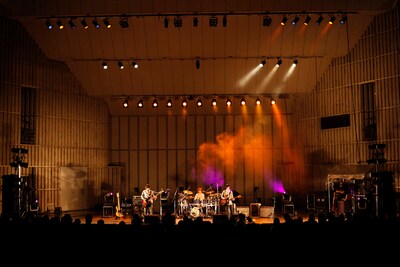 虫の声が聞こえるなど秋らしい雰囲気の中、パフォーマンスを繰り広げたPeople In The Box。