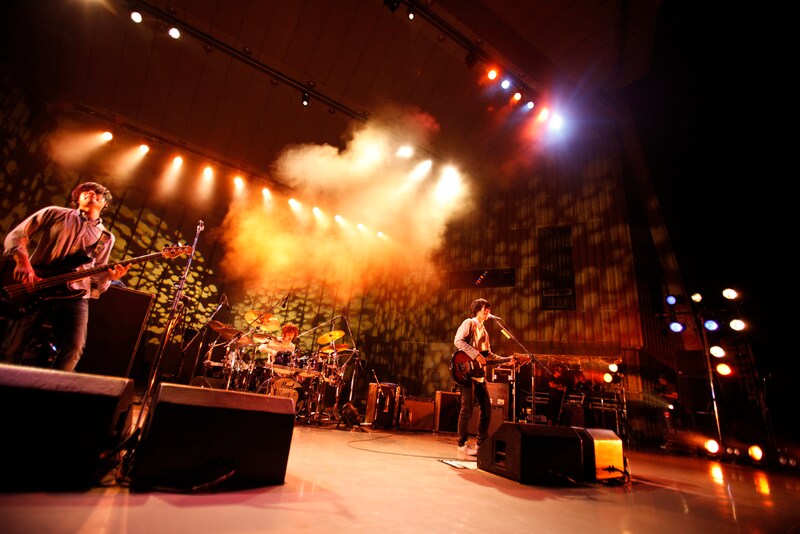 MC中に山口大吾（Dr）は「オカン来てますが……皆さんを全力でぶっ殺しにいきます！」とおなじみのセリフを絶叫。福井健太（B）はアルバム「Family Record」について触れ、「3人がプレイヤーとして、人として再生できたCDになってます。長く愛されることを願ってます」と語った。