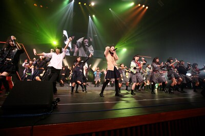 「マジジョテッペンブルース」を披露するSKE48とNMB48のメンバー。なお、今回のツアーでは全3公演で合計6500人の動員を記録した。（写真提供：株式会社ピタゴラス・プロモーションSKE48運営事務局）