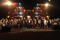 総勢55組が集合したグランドフィナーレの模様。