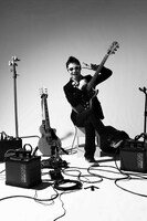 お面を外してニッコリ笑うヒダカトオル。