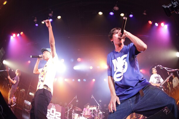 写真は10月16日に東京・LIQUIDROOM ebisuで行われたイベント「BALCOLONY.5th Anniversary "COLONYS"」でのsmorgasのライブの様子。