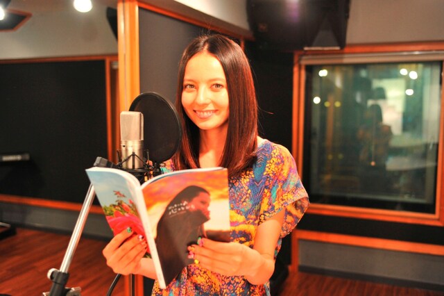 朗読のレコーディングに挑戦するベッキー♪♯。