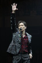 右手を高く挙げ、5本の指をピシッと伸ばす郷ひろみ55歳。