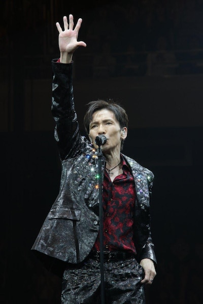 右手を高く挙げ、5本の指をピシッと伸ばす郷ひろみ55歳。