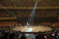 日本武道館のド真ん中で、ジャケットをはだける得意のアクションを披露する郷ひろみ55歳。