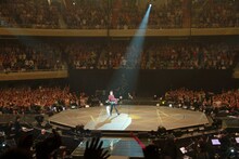 日本武道館のド真ん中で、ジャケットをはだける得意のアクションを披露する郷ひろみ55歳。