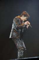 パワフルな歌声を武道館に響かせる郷ひろみ55歳。