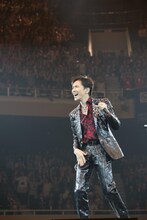 股間を押さえるセクシーなパフォーマンスでファンを魅了する郷ひろみ55歳。