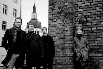 ラスマス・フェイバー（写真右端）と彼のバックを務めるメイン・トリオの3人。