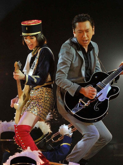 背中合わせでギターバトルを展開する栗山千明と布袋寅泰。