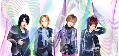 AYABIEでは、彩冷えるでギタリストとして活躍した夢人（写真右から2番目）がボーカリストを務める。